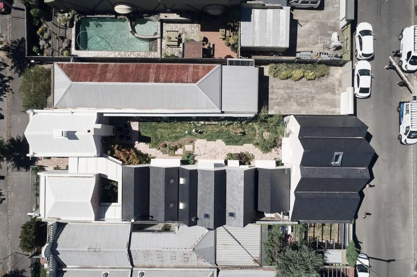 Không gian sống rộng mở tại các căn nhà hai mặt tiền thu hút nhiều ánh sáng và gió trời