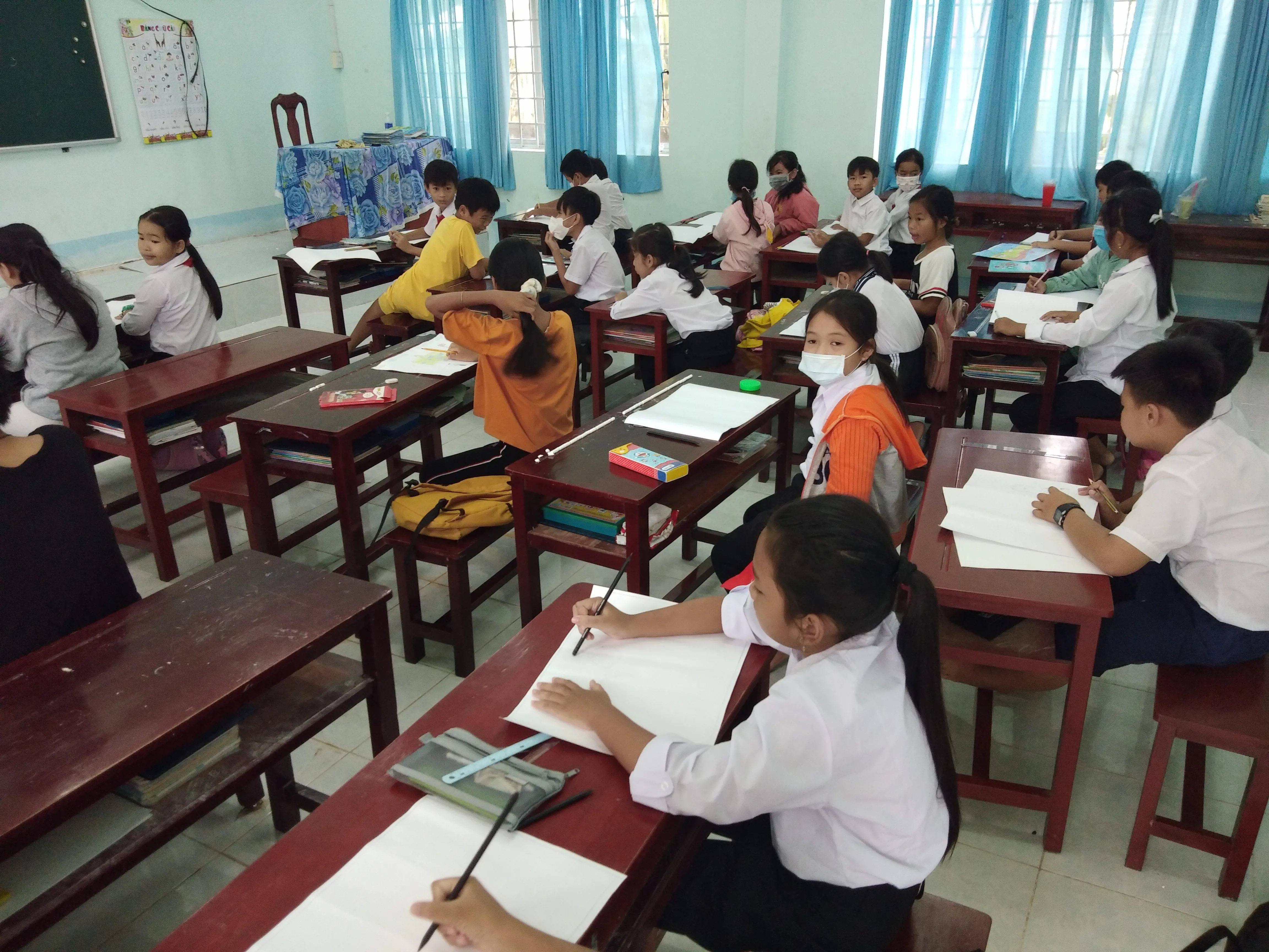 Học sinh tiểu học hăng say tham gia buổi vẽ tranh về ý tưởng sáng tạo tại sân trường