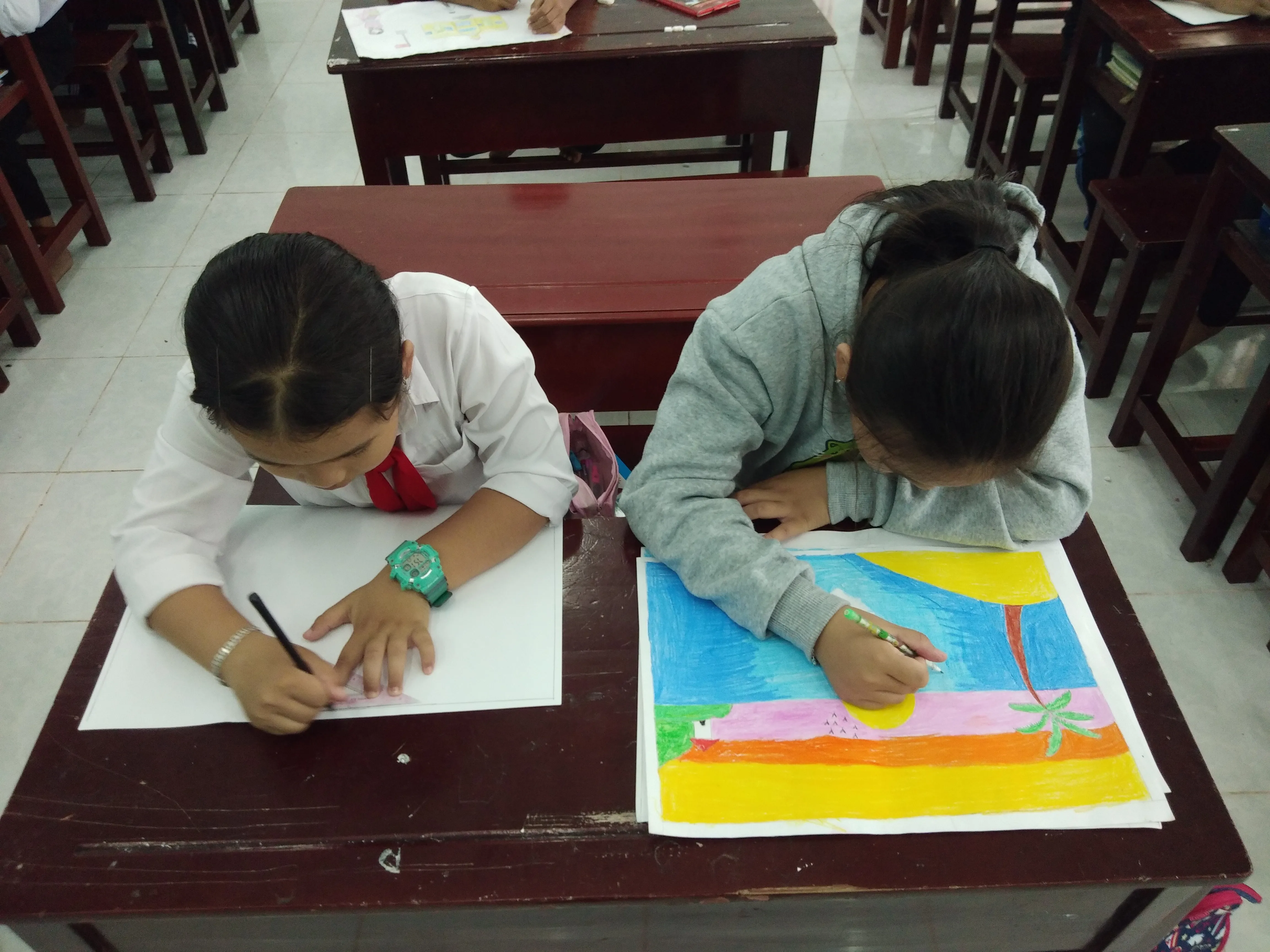 Các em nhỏ tập trung vào từng nét vẽ để hiện thực hóa những ý tưởng độc đáo trên giấy