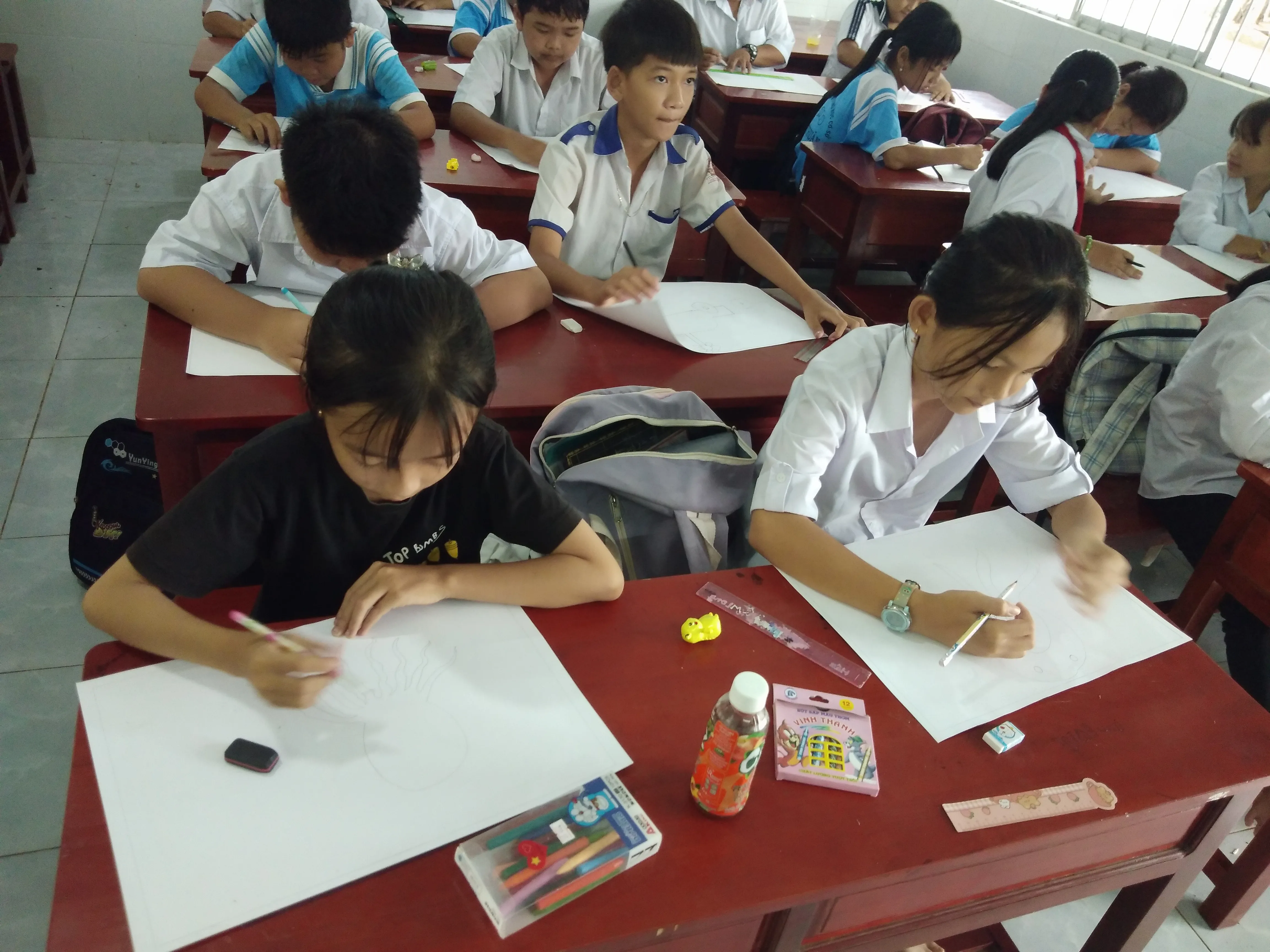 Ánh mắt trong trẻo và niềm vui của bé khi được tự do vẽ nên những giấc mơ của chính mình