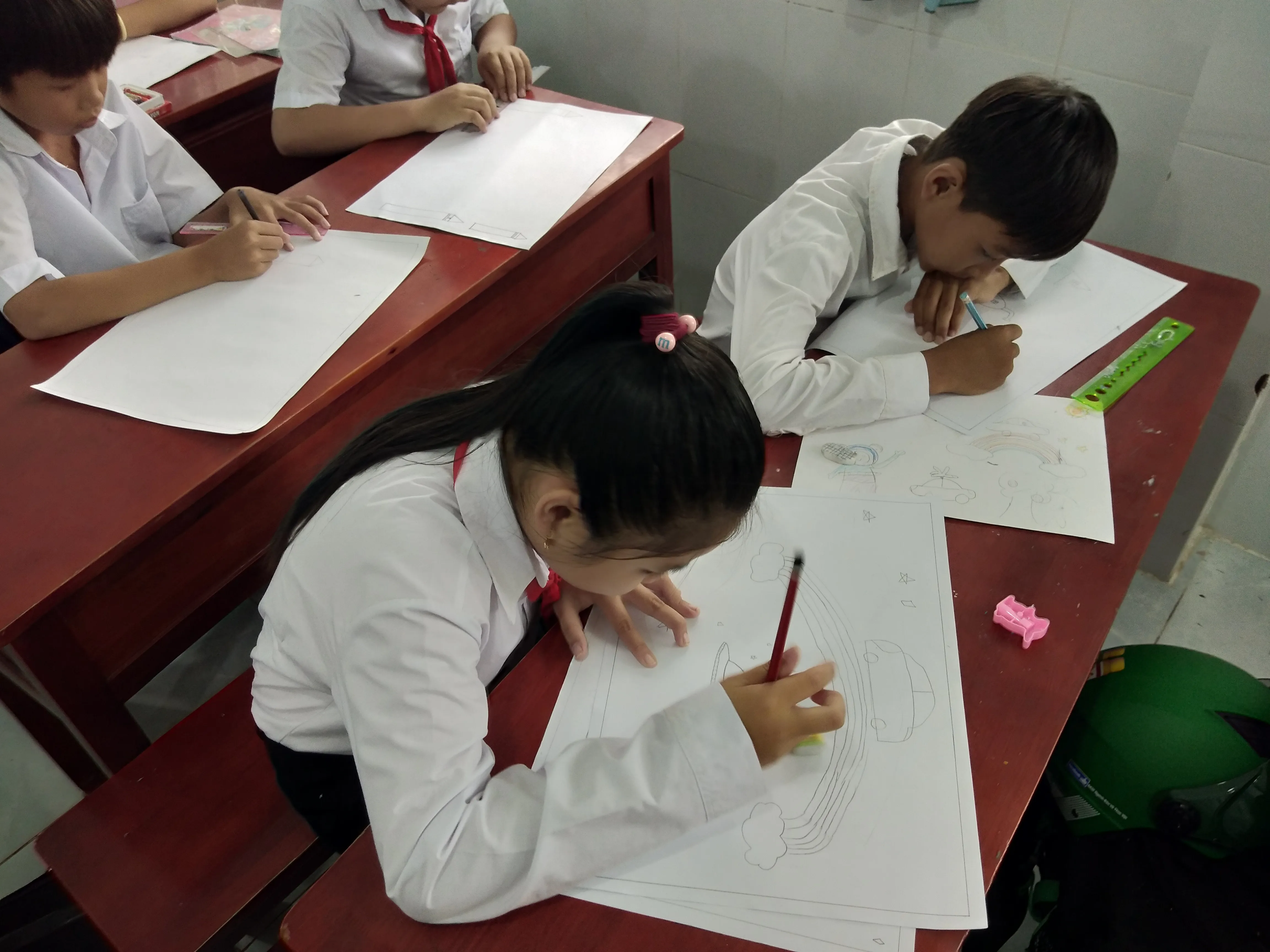 Đôi bàn tay nhỏ nhắn tỉ mẩn tô điểm cho từng góc nhỏ trên trang giấy trắng tinh khôi