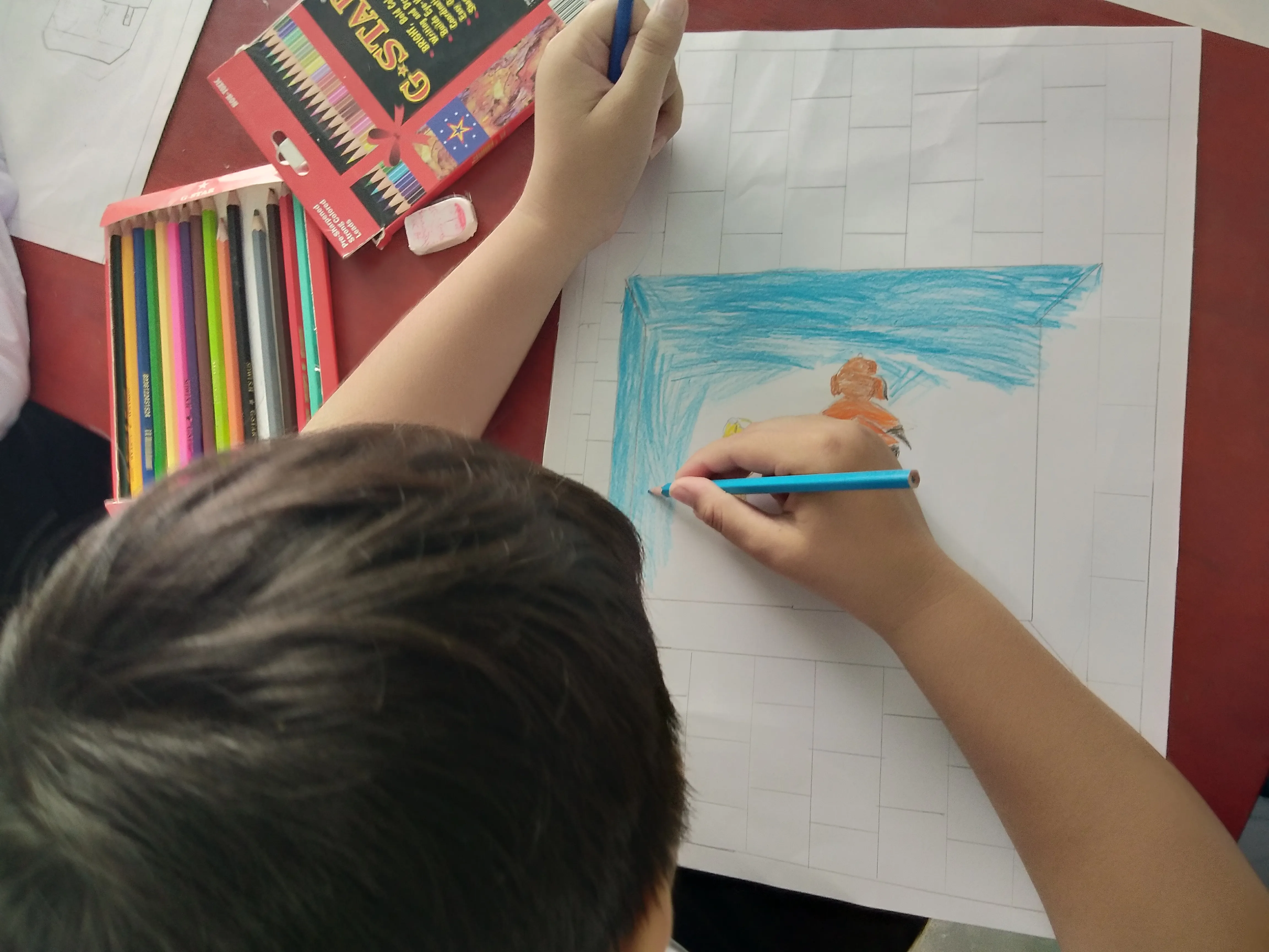 Cụm học sinh trao đổi ý tưởng với nhau tạo nên không khí workshop sáng tạo sôi nổi