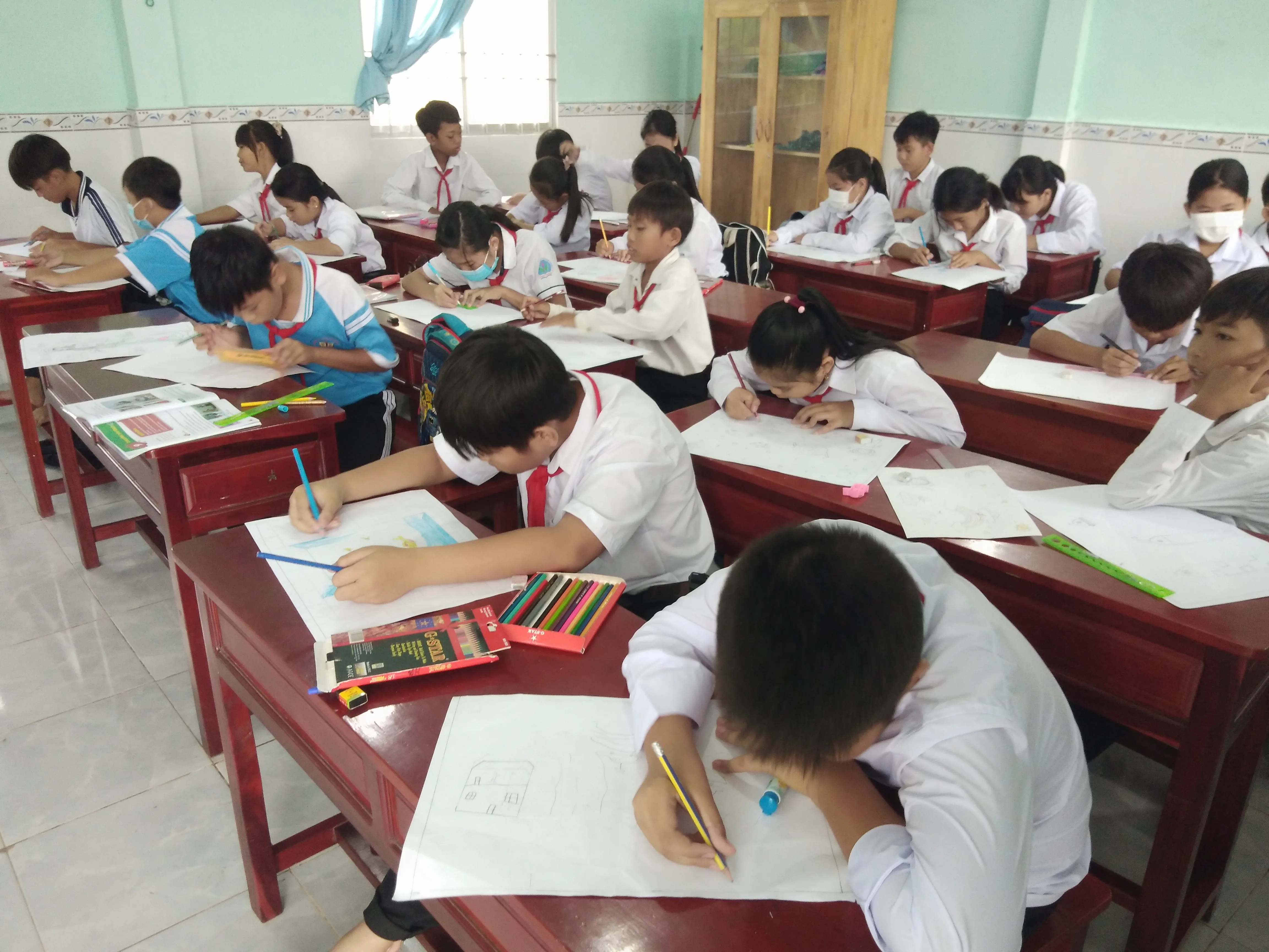 Niềm tự hào hiện rõ trên khuôn mặt khi các em giới thiệu về bài vẽ đầy tâm huyết của mình