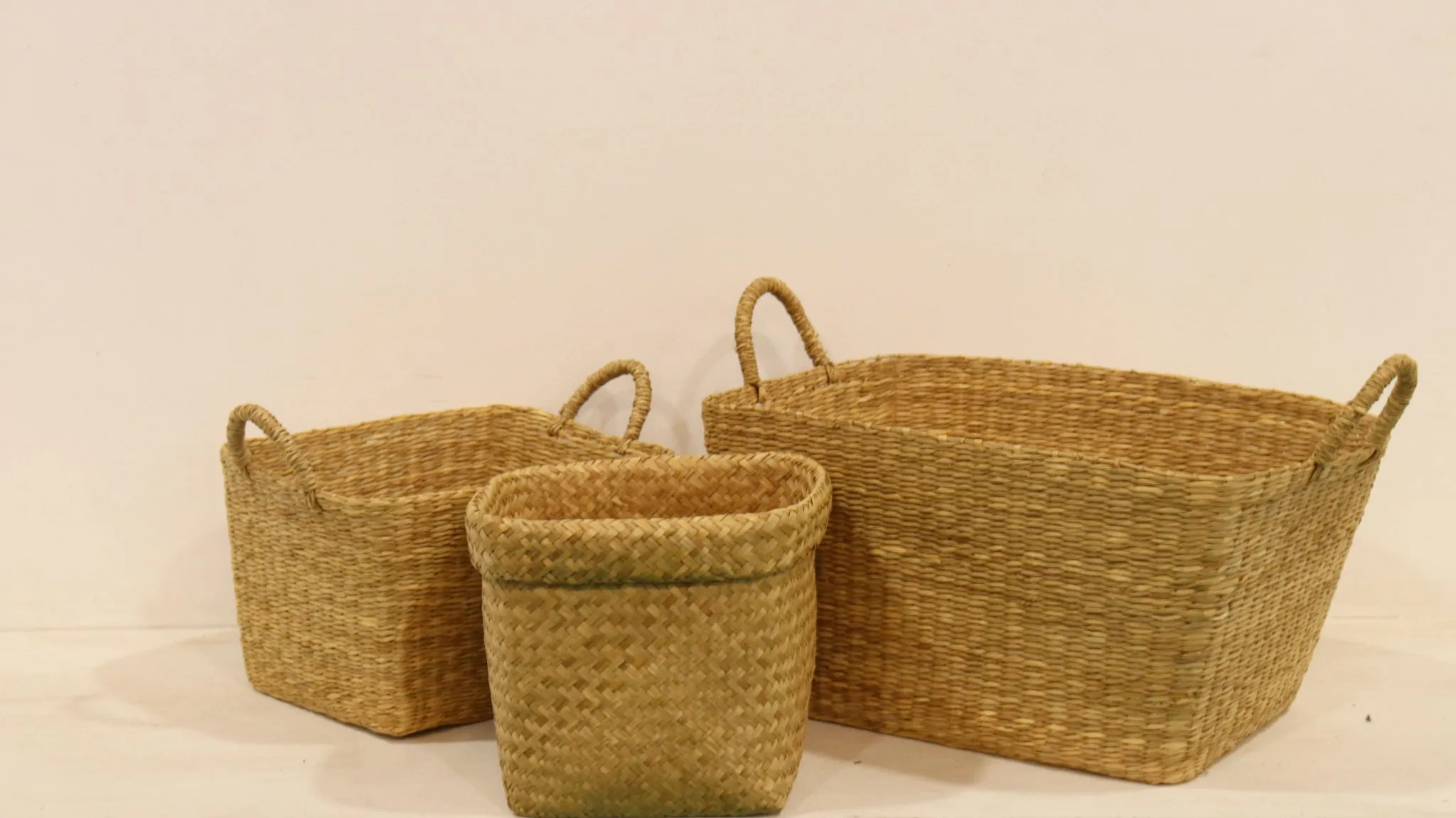 Sản phẩm giỏ thủ công mỹ nghệ mang lại vẻ đẹp thanh lịch cho các bộ ảnh thời trang