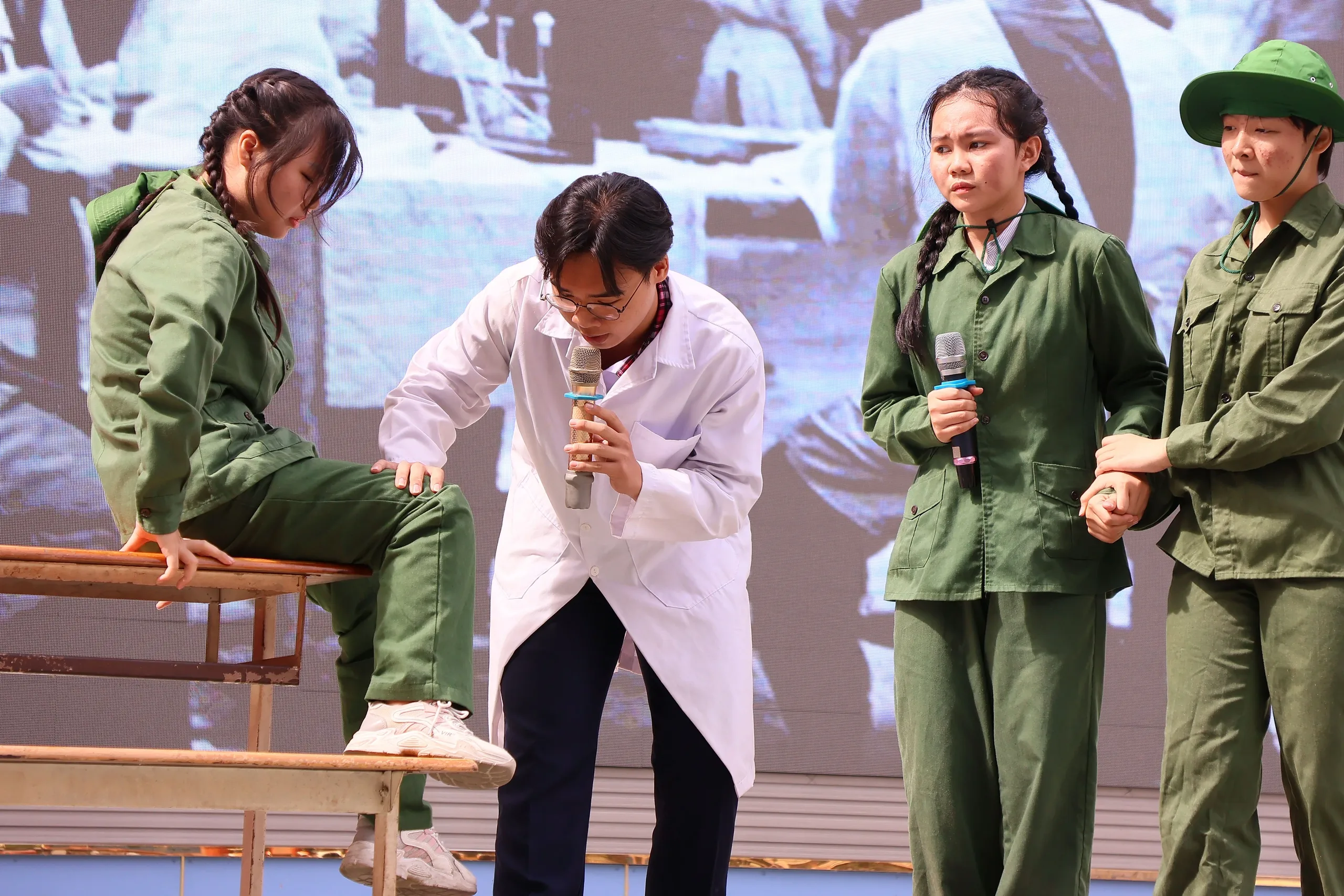 Tiết mục kịch Những ngôi sao xa xôi của tập thể lớp 11A2