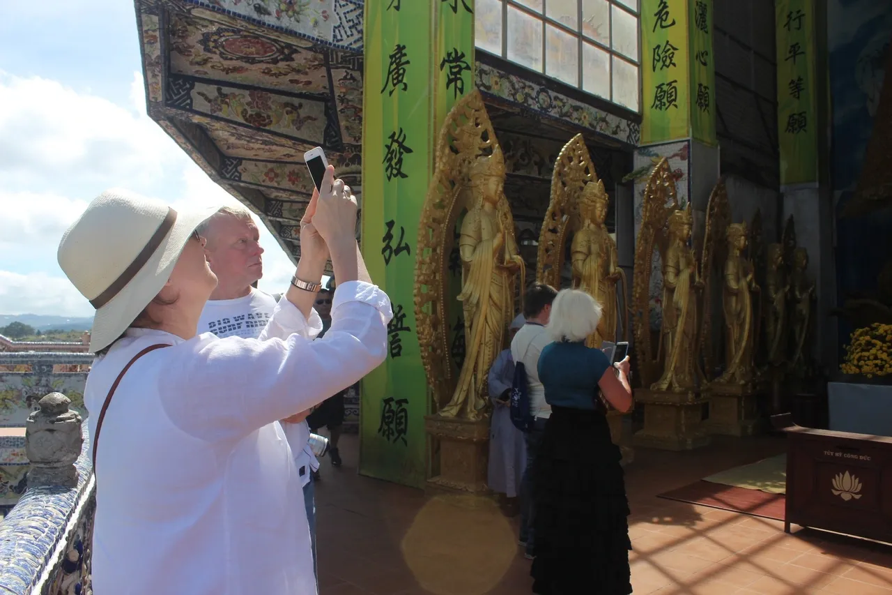 Du khách nước ngoài tham quan Chùa Linh Phước