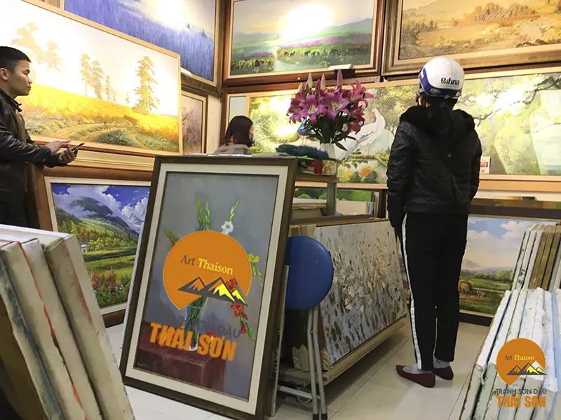 Khách hàng được tư vấn chọn tranh bình hoa phù hợp