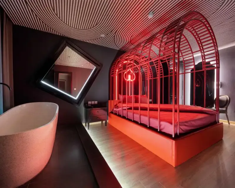 Tone màu đỏ chủ đạo khiến cảm xúc thăng hoa