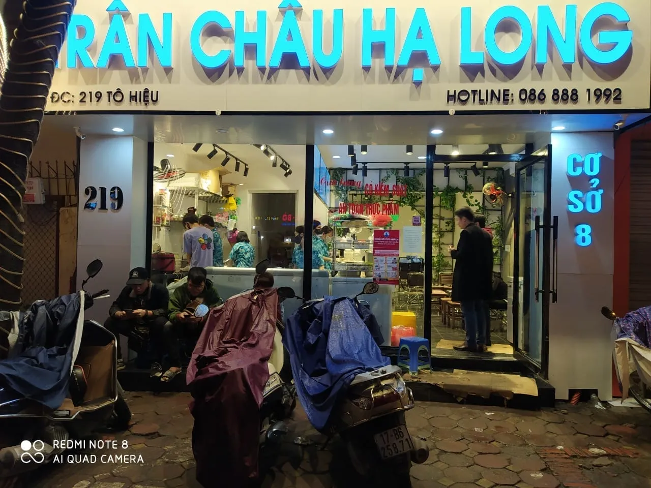 Không gian bên ngoài quán trà sữa được trang trí bắt mắt thu hút khách