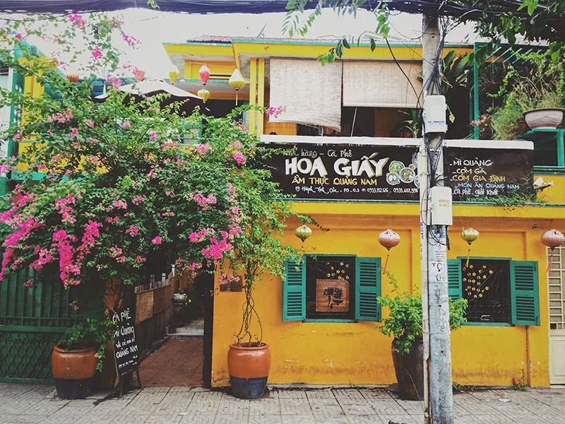 Không gian quán cafe trở nên ấn tượng hơn với tác phẩm tranh vẽ hoa giấy leo tường đầy tính nghệ thuật