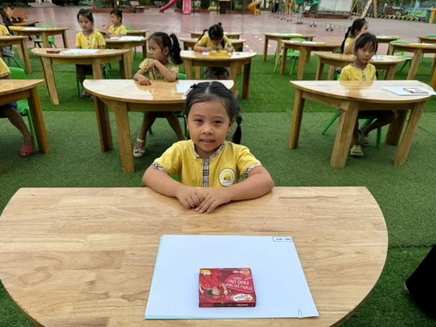 Không gian sáng tạo của các bé khi thực hiện tranh vẽ chủ đề trường mầm non tại sân trường