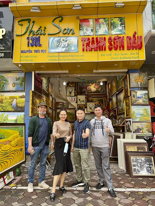Không gian showroom tranh sơn dầu Thái Sơn