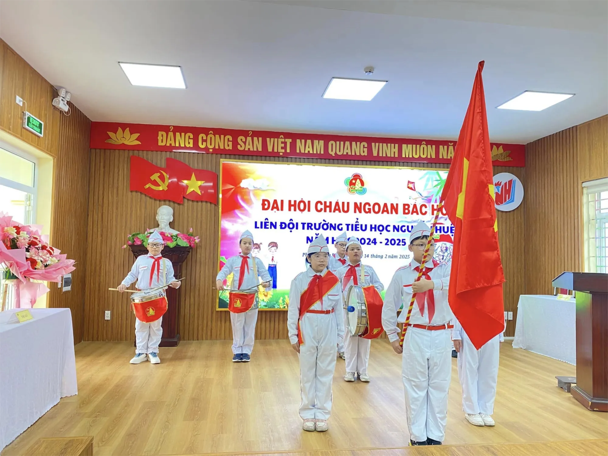 Không khí Tết trong hoạt động đội mũ xinh bảo vệ chúng mình vẽ tranh mùa xuân