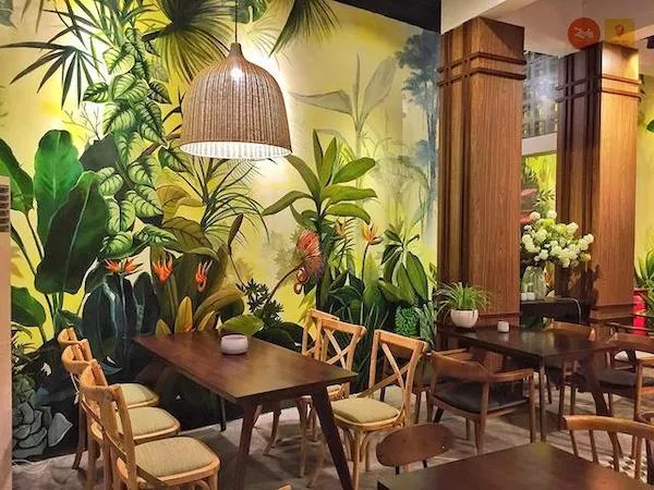 Kỹ thuật vẽ tay tỉ mỉ tạo nên sự sống động cho bức tranh tường quán cafe