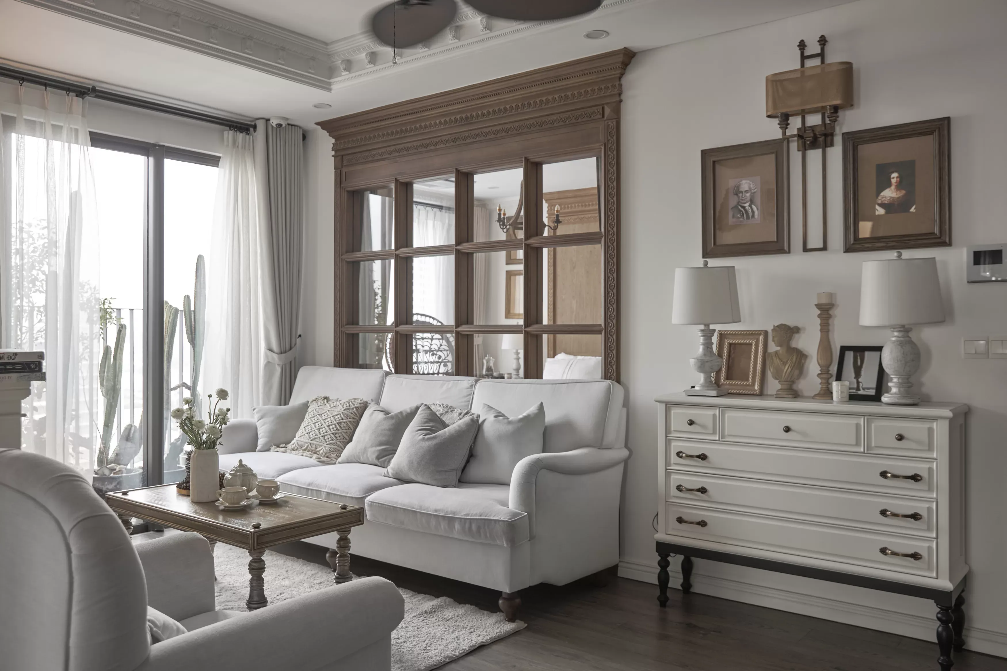 Trang trí phòng khách màu trắng kết hợp đồ gỗ