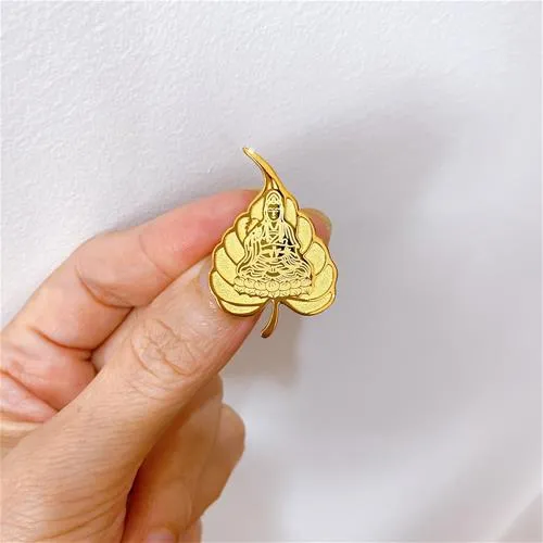 Ghim cài áo hình lá bồ đề phong thủy trang trọng