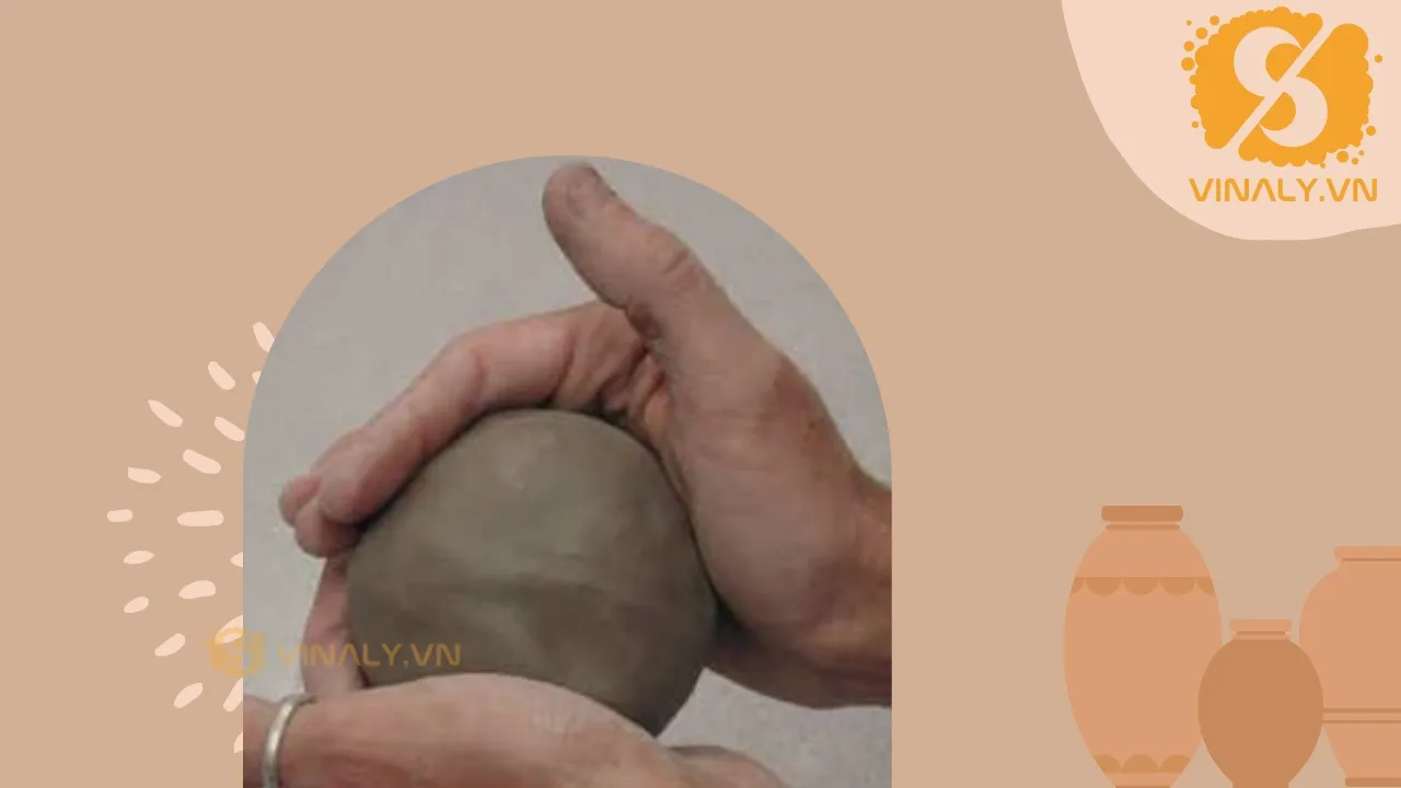 Chuẩn bị nguyên liệu đất sét trong quy trình sản xuất gốm sứ