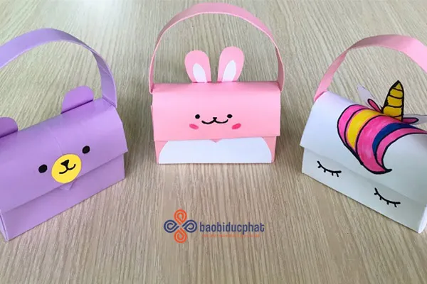 Túi xách thời trang tái chế từ giấy báo cũ