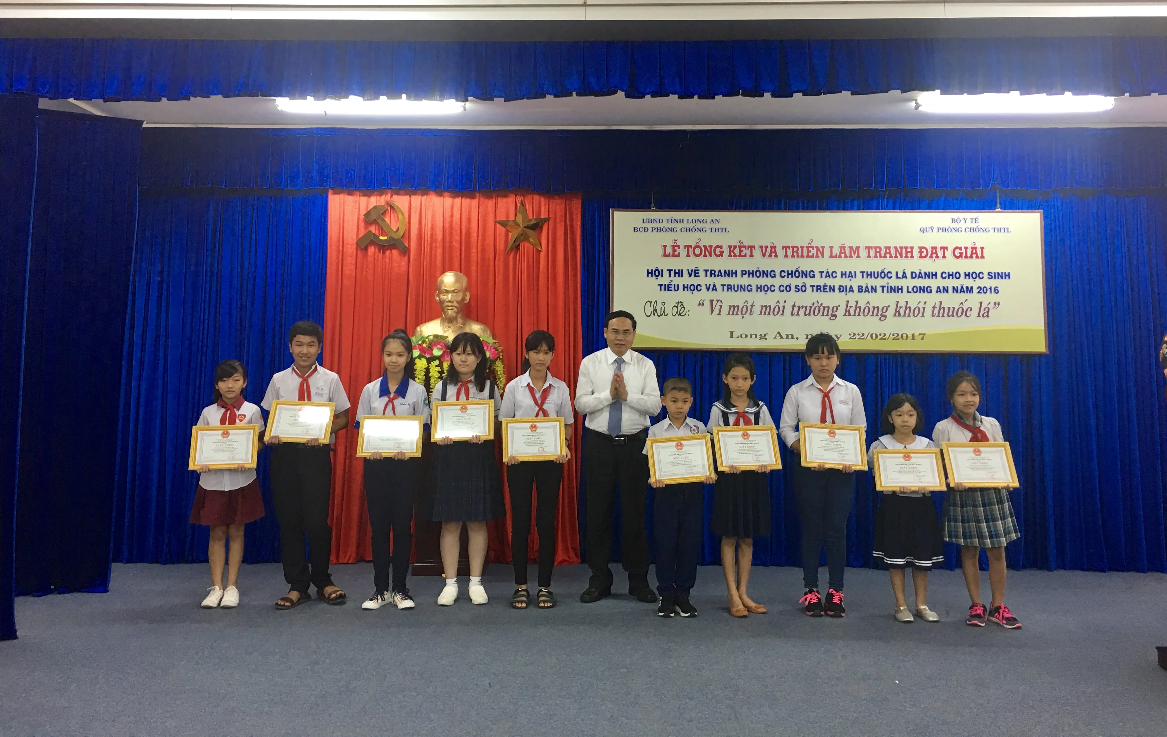 Lãnh đạo tỉnh trao thưởng cho học sinh có tranh vẽ phòng chống thuốc lá xuất sắc