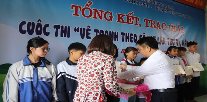 Lãnh đạo trao giải thưởng cao nhất cho các tác giả tại cuộc thi vẽ tranh theo sách