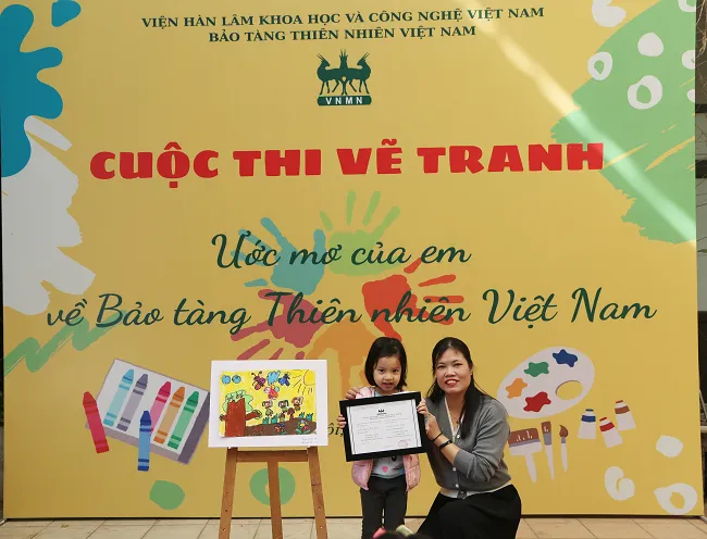 Lễ trao giải thưởng cho các thí sinh xuất sắc nhất trong cuộc thi vẽ tranh bảo tàng