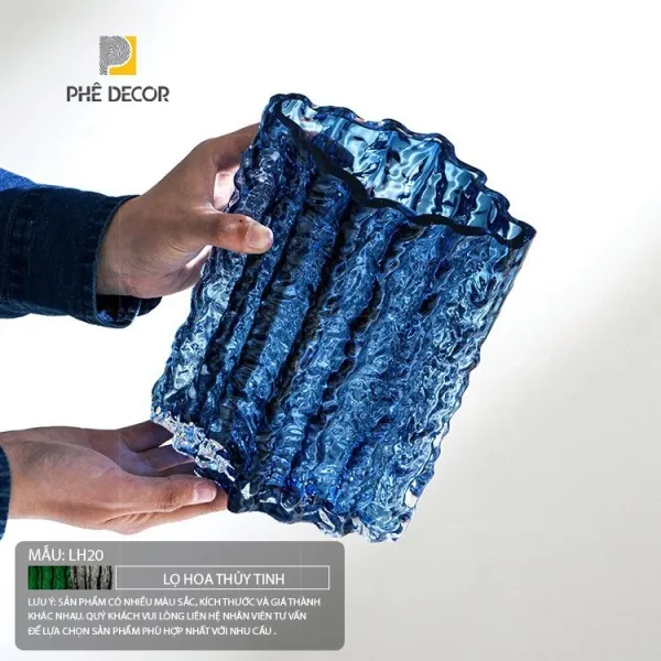 Bình hoa trụ thủy tinh tối giản giúp tôn vẻ đẹp thân cây