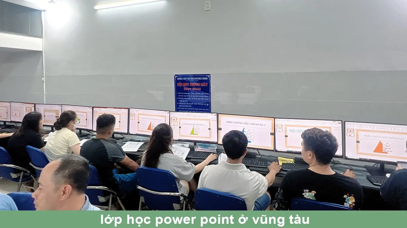 Góc làm việc cá nhân với đồ trang trí phản ánh sở thích