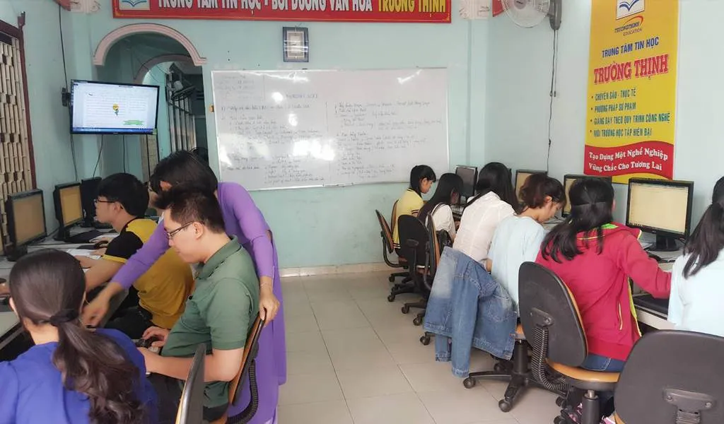 Góc làm việc với cây xanh và đồ trang trí tối giản