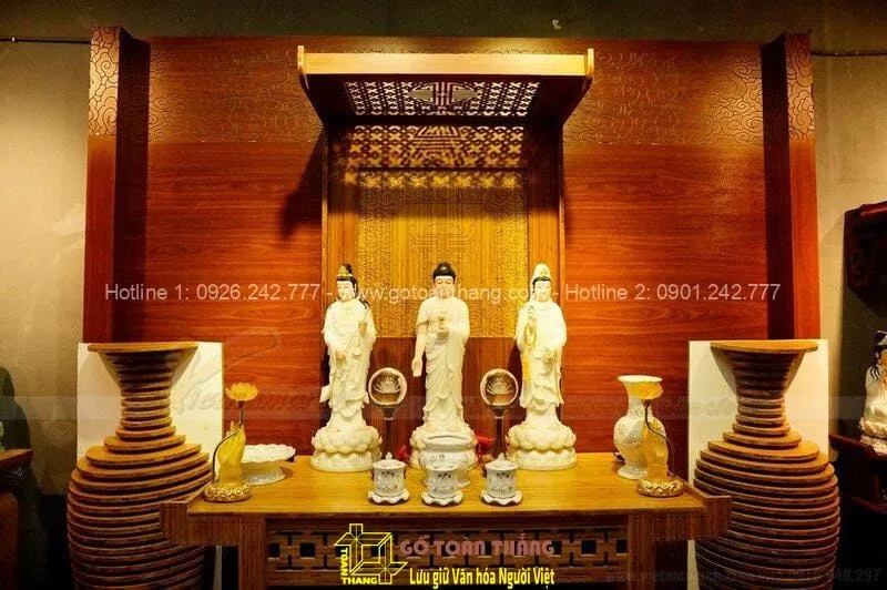 Bàn thờ đứng dáng cổ điển mang lại sự uy nghi cho không gian thờ tự biệt thự