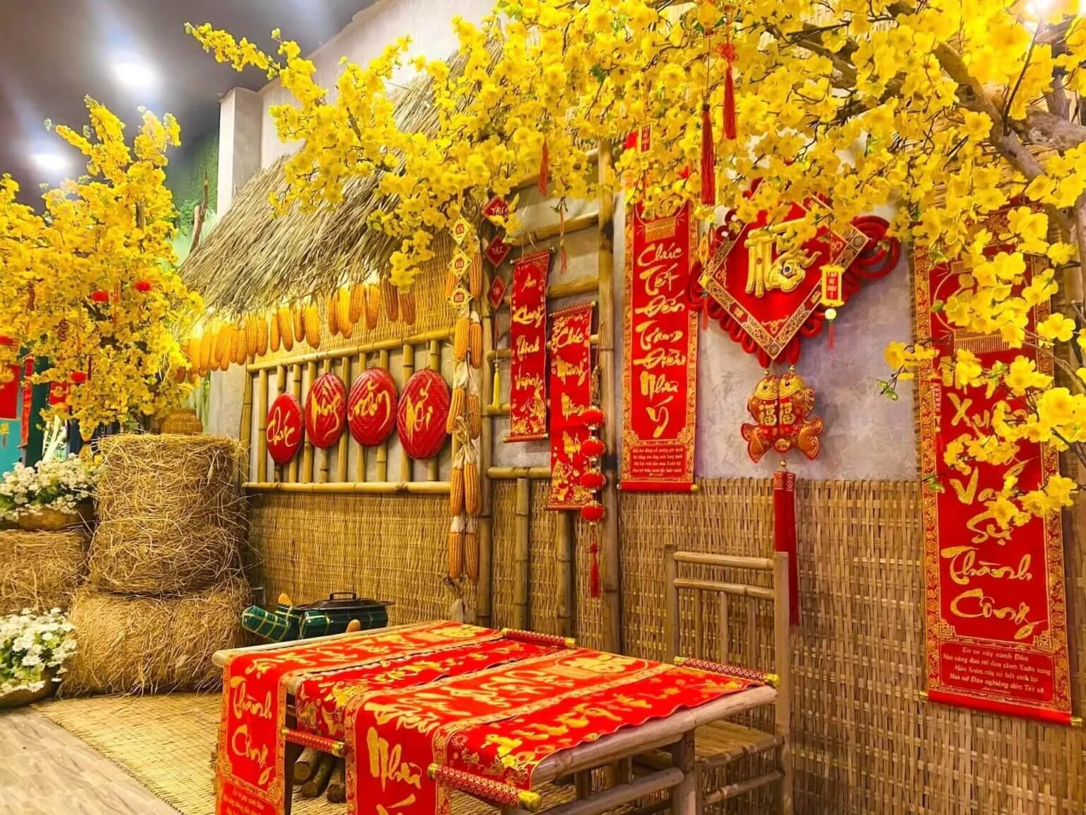 Mẫu trang trí Tết 2026 câu đối đỏ