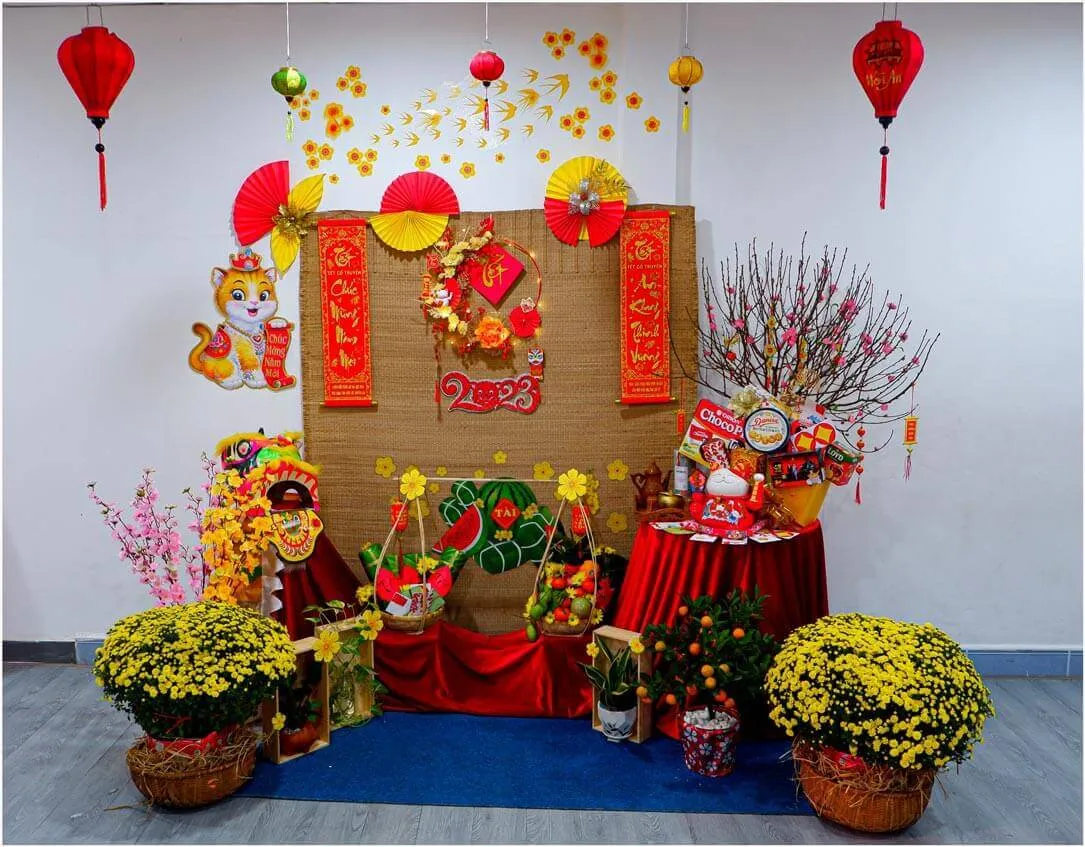 Mẫu trang trí tết với hoa đào và cúc mâm xôi