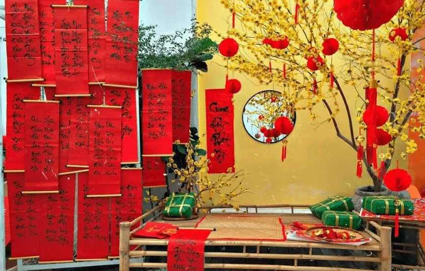 Mẫu trang trí tết cổ truyền câu đối đỏ