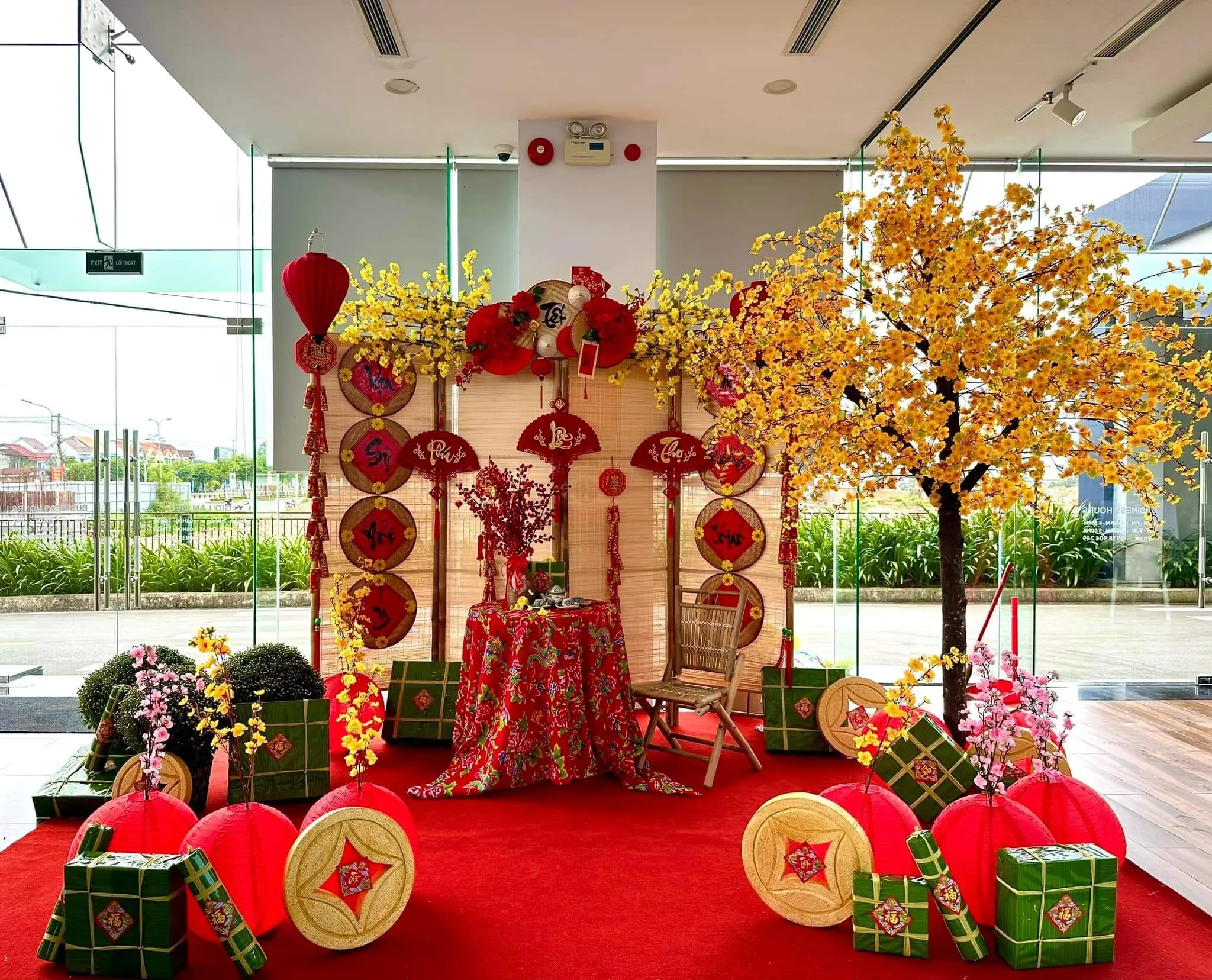 Mẫu trang trí tết sảnh công ty với bánh chưng bánh dày