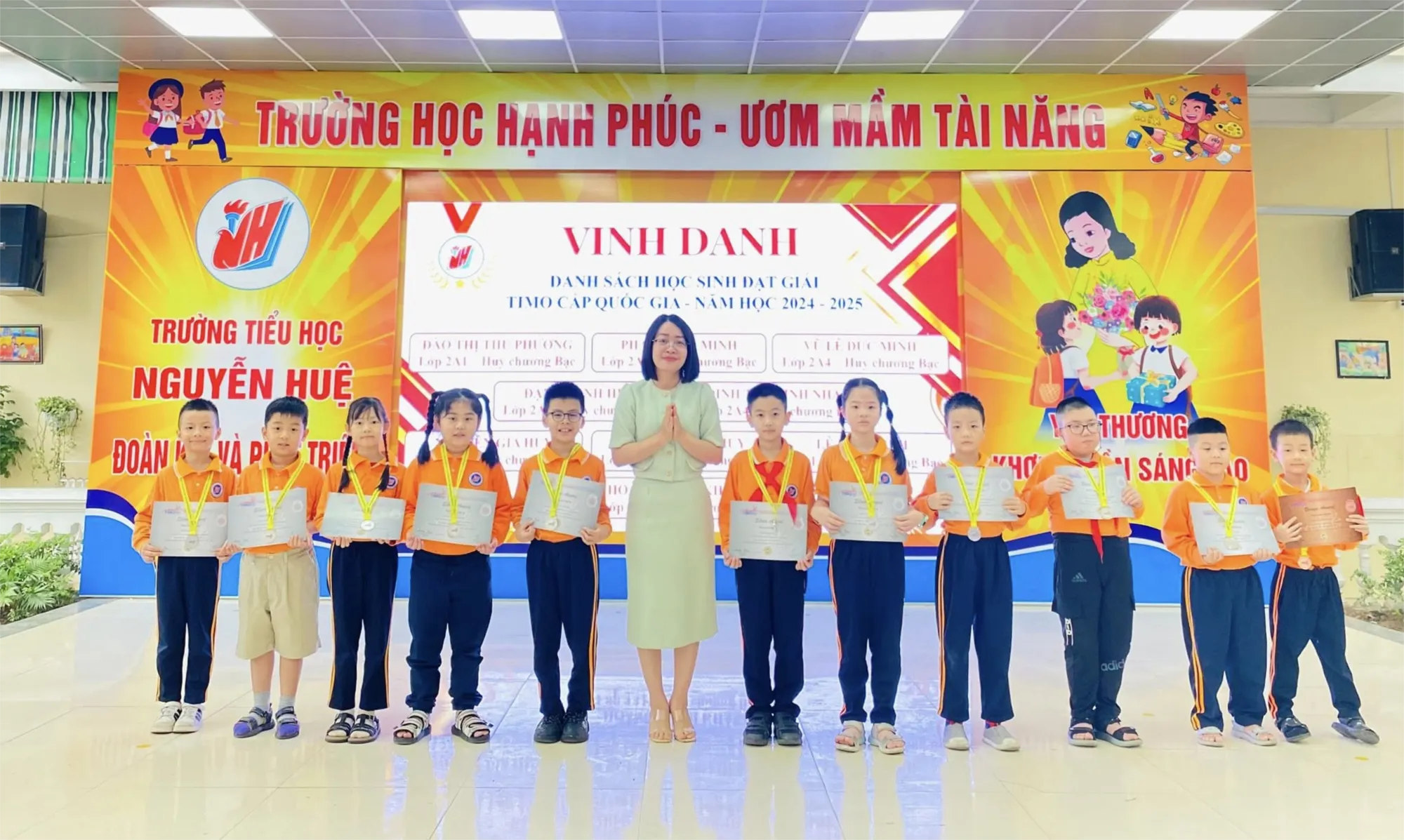 Mẫu tranh hòa bình trong chương trình đội mũ xinh bảo vệ chúng mình vẽ tranh