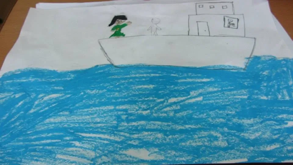 Mẫu tranh vẽ học sinh lớp 1 về tàu hải quân và sóng biển xanh