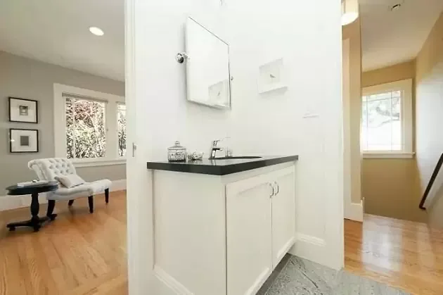 Kết hợp bồn rửa tay sau vách ngăn tiện dụng