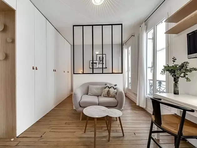 Vách thạch cao phòng khách kết hợp thành lan can đựng đồ