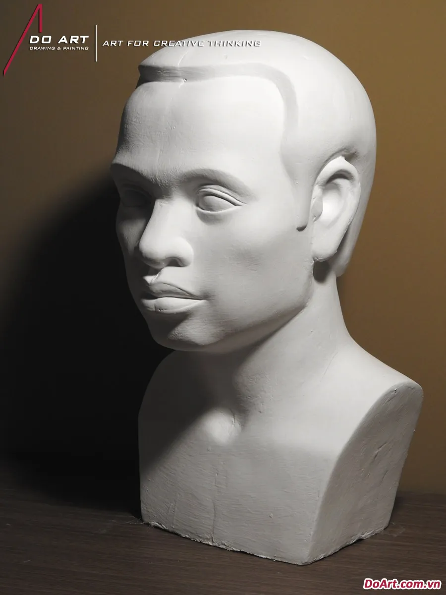 Góc nghiêng của tượng nam thanh niên thạch cao đầy thần thái