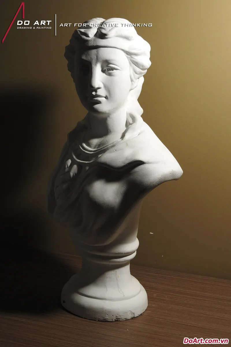 Tượng thạch cao nữ chiến binh với các chi tiết giáp trụ sắc sảo