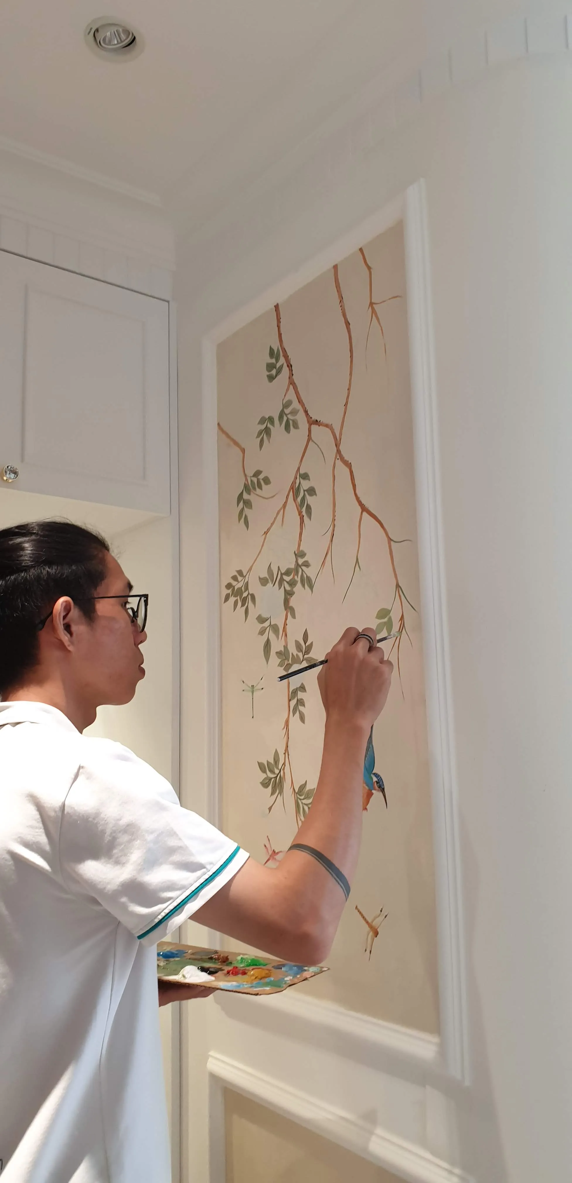 Mẫu vẽ tranh tường nhà ở phòng tắm sử dụng màu sắc nhã nhặn