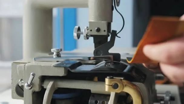 Kỹ thuật sử dụng máy lạng da thủ công để lạng mép da thật