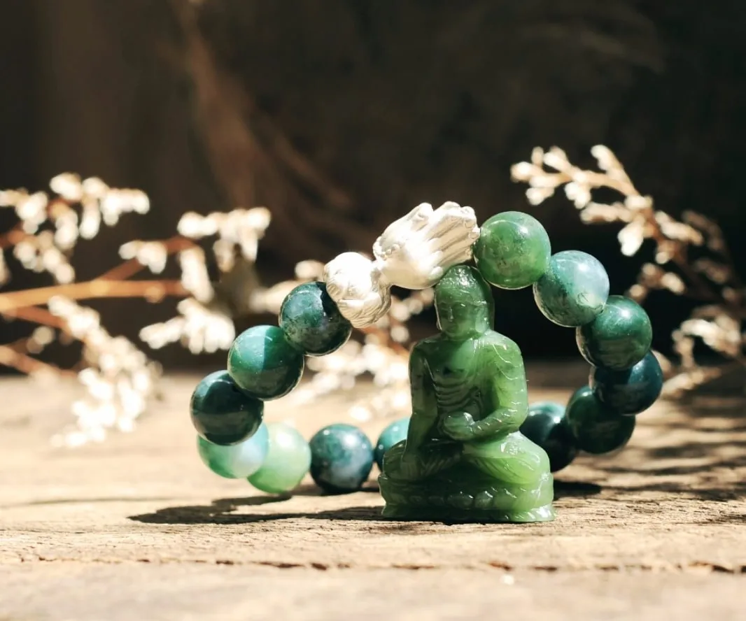 Mệnh Thủy đeo đá Chalcedony Xanh bình an sức khỏe