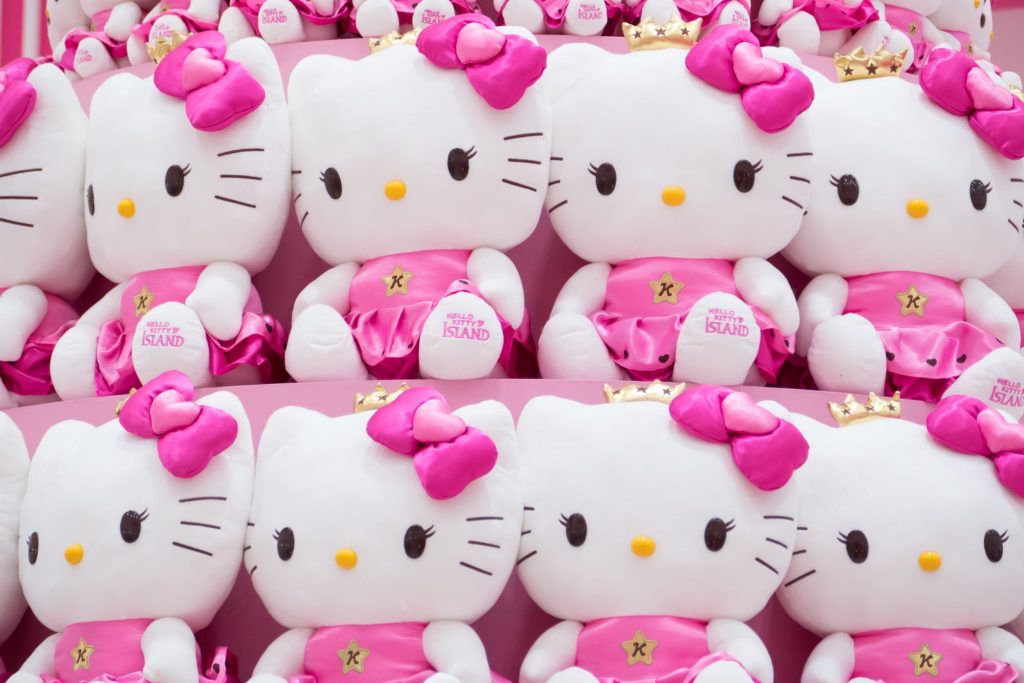Hello Kitty có nét giống với nhân vật cổ tích Peter Pan, đó là sẽ mãi mãi không bao giờ lớn và sẽ vĩnh viễn là cô bé đáng yêu Hello Kitty học lớp 3.