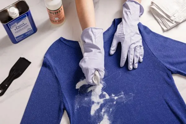 dùng nước cốt chanh, rượu Isopropyl, nước rửa chén là những mẹo hiệu quả