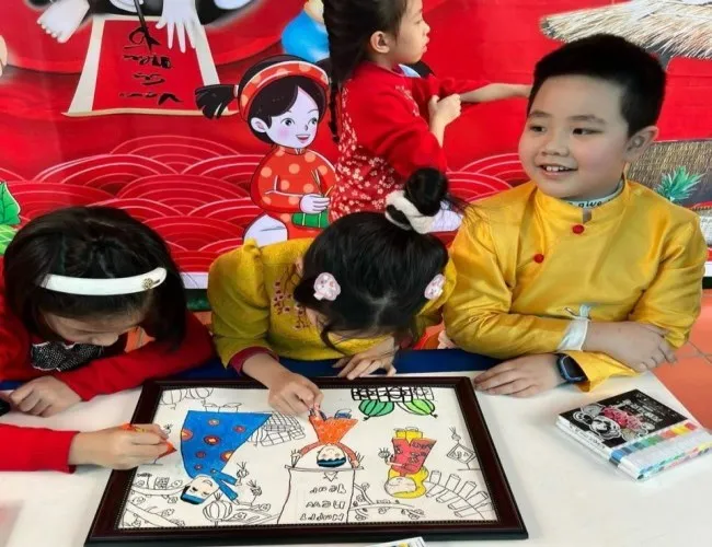 Một học sinh đang hoàn thiện tác phẩm tranh vẽ chủ đề quê hương của mình