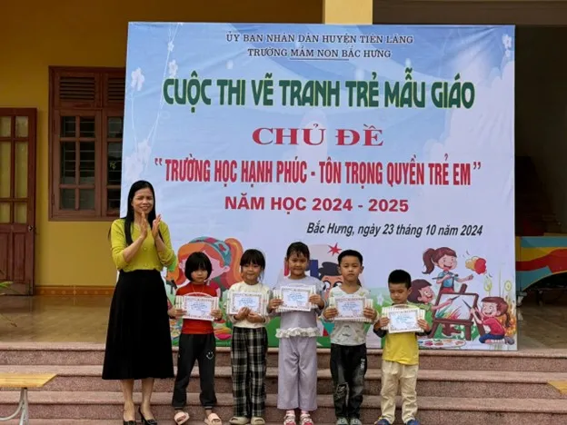 Năm bé đạt giải nhì với những tác phẩm tranh vẽ chủ đề trường mầm non sáng tạo