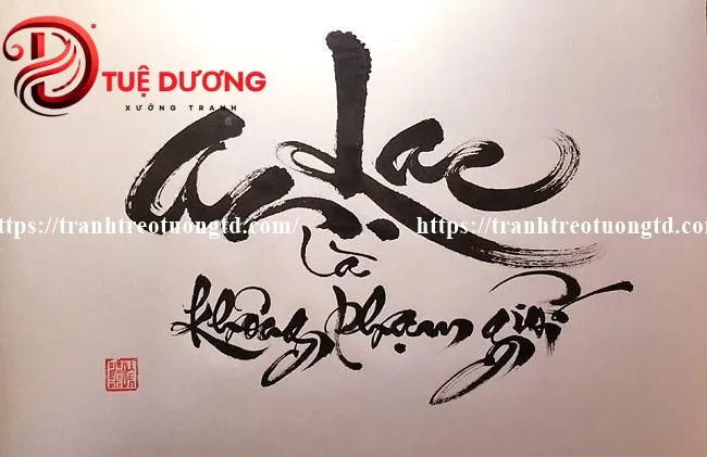 Nghệ nhân đang thực hiện các nét vẽ tranh thư pháp tinh xảo trên nền giấy chuyên dụng