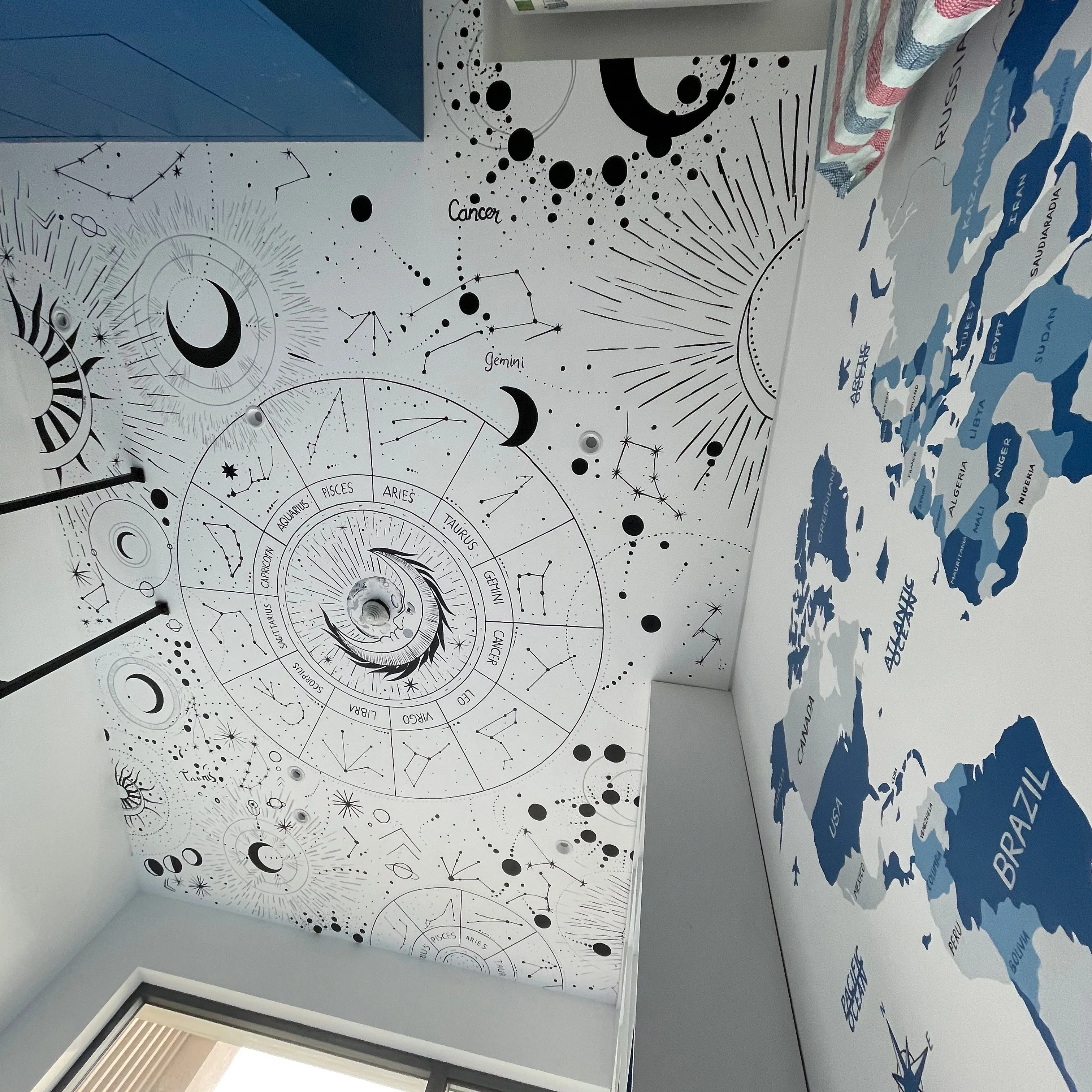 Nghệ thuật vẽ tranh trần nhà mở rộng không gian sống cực kỳ ấn tượng