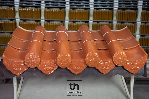 Ngói âm dương đất nung truyền thống được chế tác từ nguyên liệu làm gốm sứ cao cấp