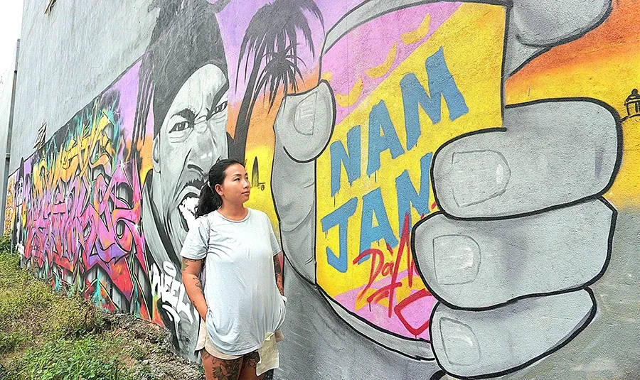 Người dân thực hiện các bức tranh vẽ trên tường để làm đẹp khu phố